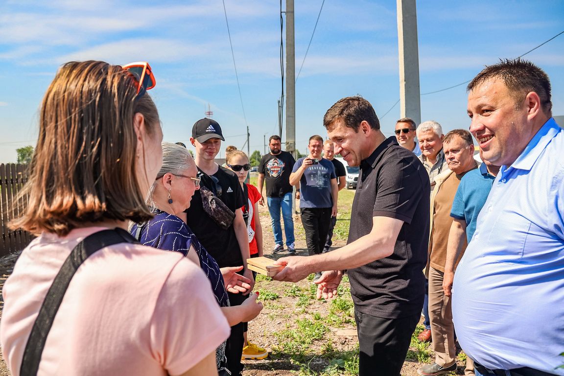 Погорельцы из Сосьвы получили ключи от новых домов - «Уральский рабочий»